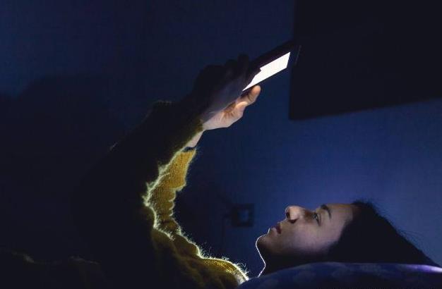 為什么手機是睡眠殺手？習慣性睡前玩手機、長期熬夜玩手機的危害