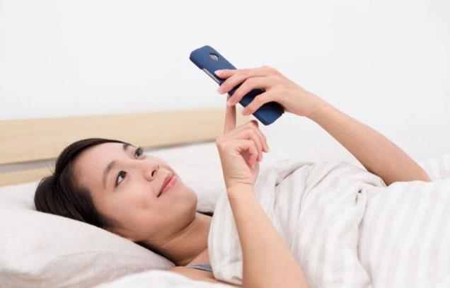 長期睡前玩手機的人，面部若有3癥狀，可能是肝在“吐槽”