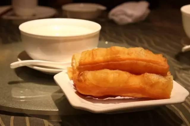 早餐哪些食物不建議吃，不吃早餐的危害：低血糖、胃炎、胃潰瘍