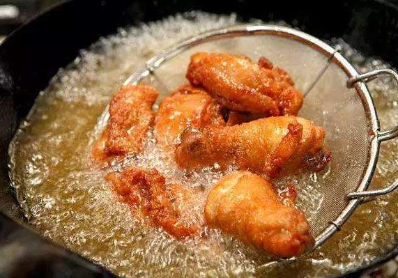 女人不想老太快，4類食物要少吃，3種美容抗衰老的食物可多吃