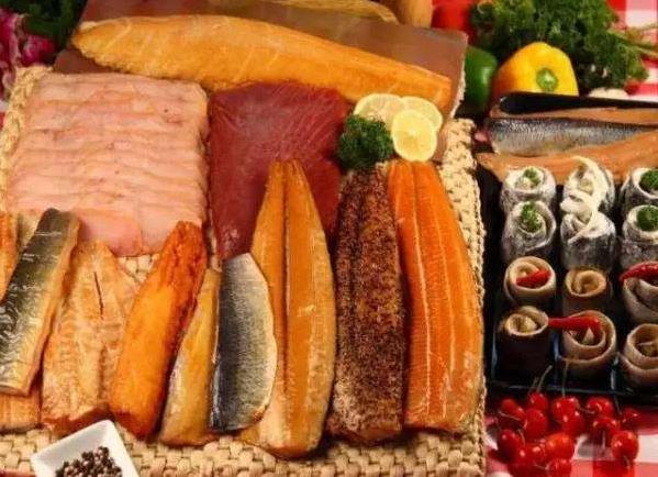 女人不想老太快，4類食物要少吃，3種美容抗衰老的食物可多吃