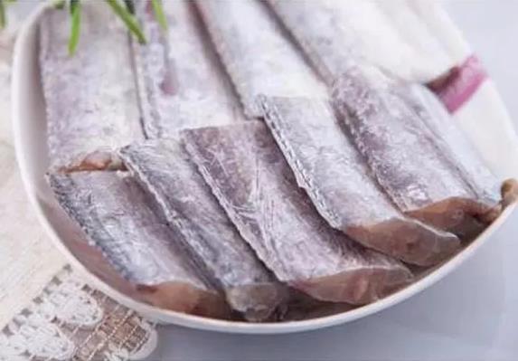 甲醛浸泡過的帶魚一碰熱油就扭曲、炸裂“開花”，千萬別買別吃