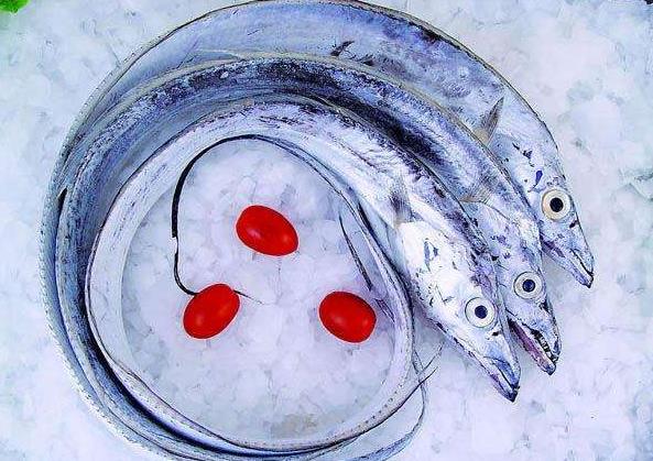 帶魚清洗：解凍、剪去頭部和魚鰭，剪開魚肚切段，掏內(nèi)臟用水洗凈