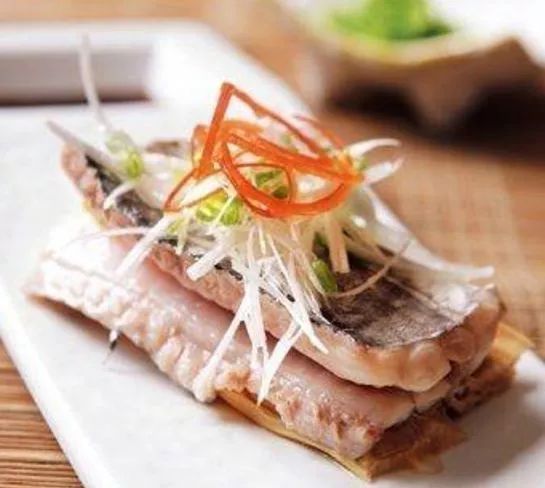 帶魚清洗：解凍、剪去頭部和魚鰭，剪開魚肚切段，掏內(nèi)臟用水洗凈