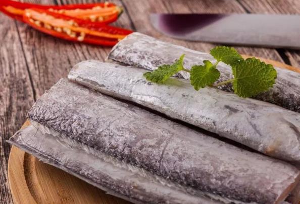 帶魚清洗：解凍、剪去頭部和魚鰭，剪開魚肚切段，掏內(nèi)臟用水洗凈