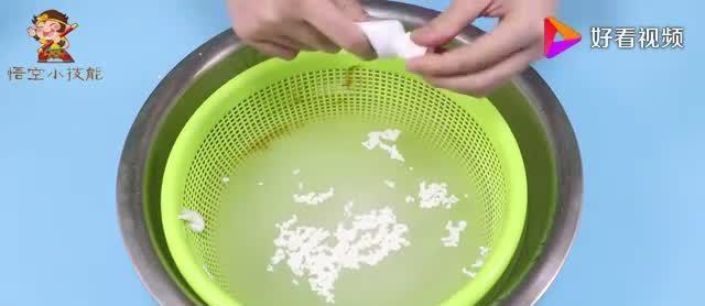 菜籃子縫隙難清洗？倒點(diǎn)白醋和淀粉，菜籃子的油污都洗凈