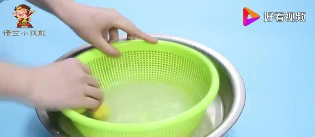 菜籃子縫隙難清洗？倒點(diǎn)白醋和淀粉，菜籃子的油污都洗凈