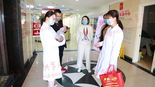 楊女士誕下龍鳳胎，在合肥安徽天倫醫(yī)院治療不孕